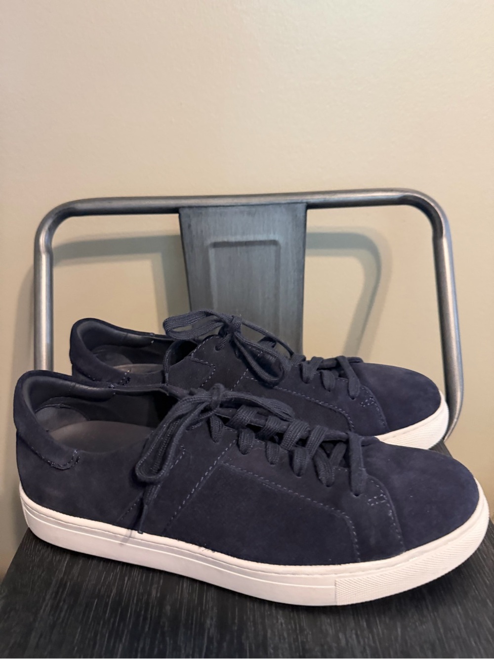Men's Navy Suede Low-Top Sneakers - Brand Unspecified
